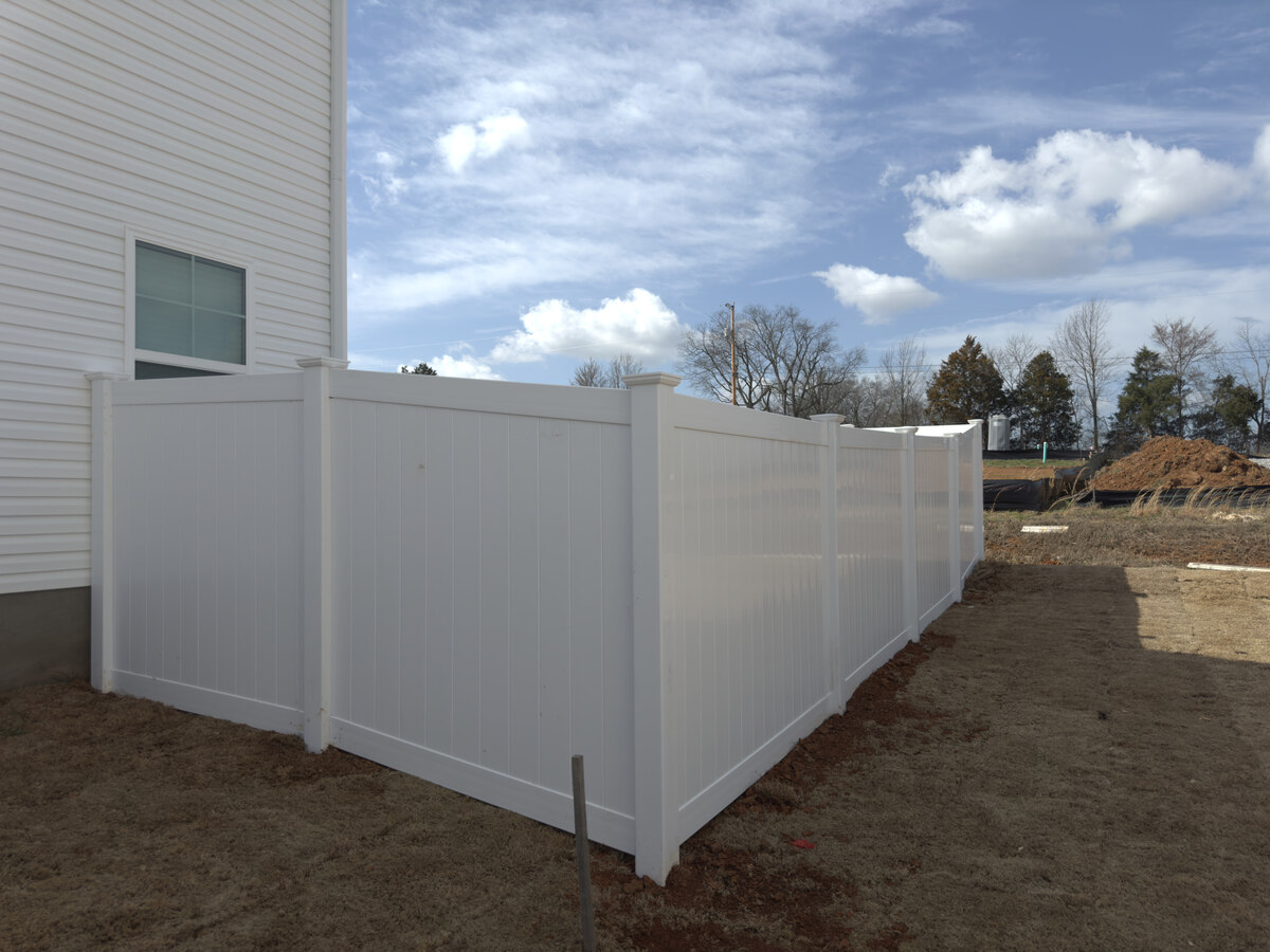 Sideview of a white vinyl fence